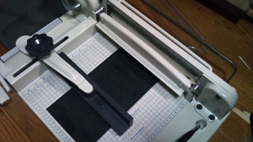 20111022_book_cutter_with_rubber.jpg