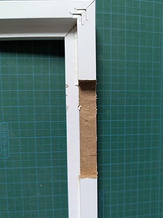 ダイソーのフォトレームを削った様子